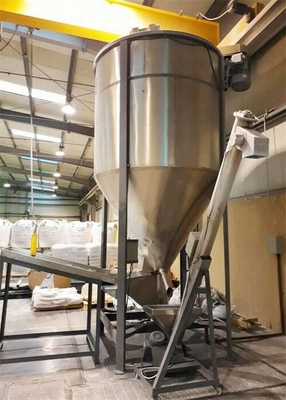 প্লাস্টিক মিশ্রণ ড্রায়ার মিশ্রণ মেশিন 3.75 -7.5KW মোটর চালিত স্ক্রু সঙ্গে